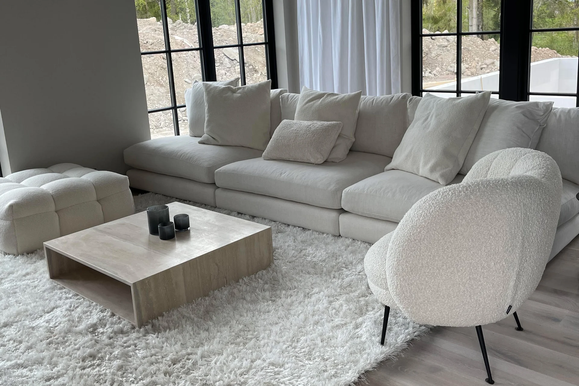 Mammuten modulsoffa. Tre stycken 1,5-sitsar kombinerade till en rak, lång, låg loungesoffa med skönt djup. I vitt linne.