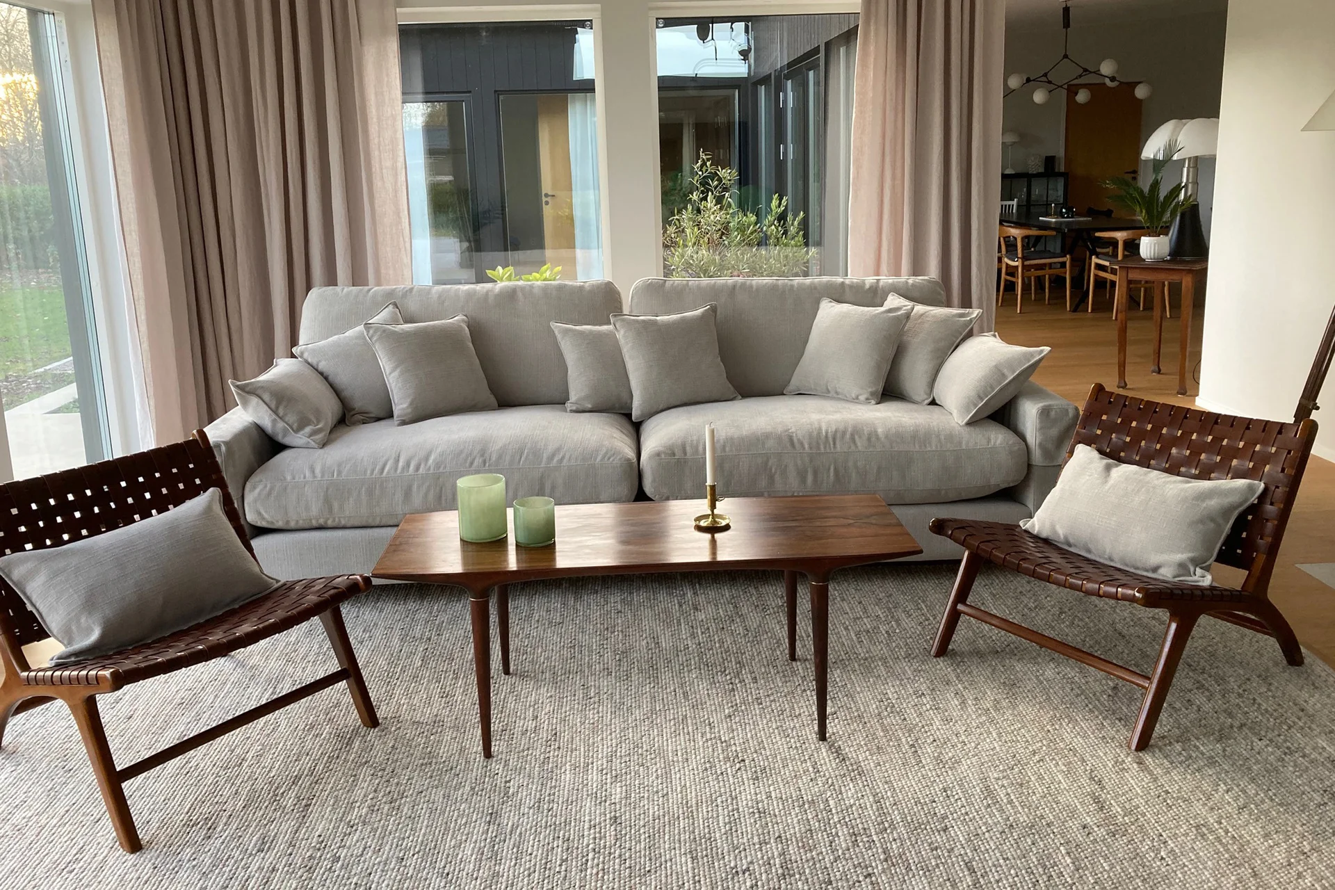 Valen XL soffa. En stor, djup grå/beige linnesoffa i mjukt tyg.