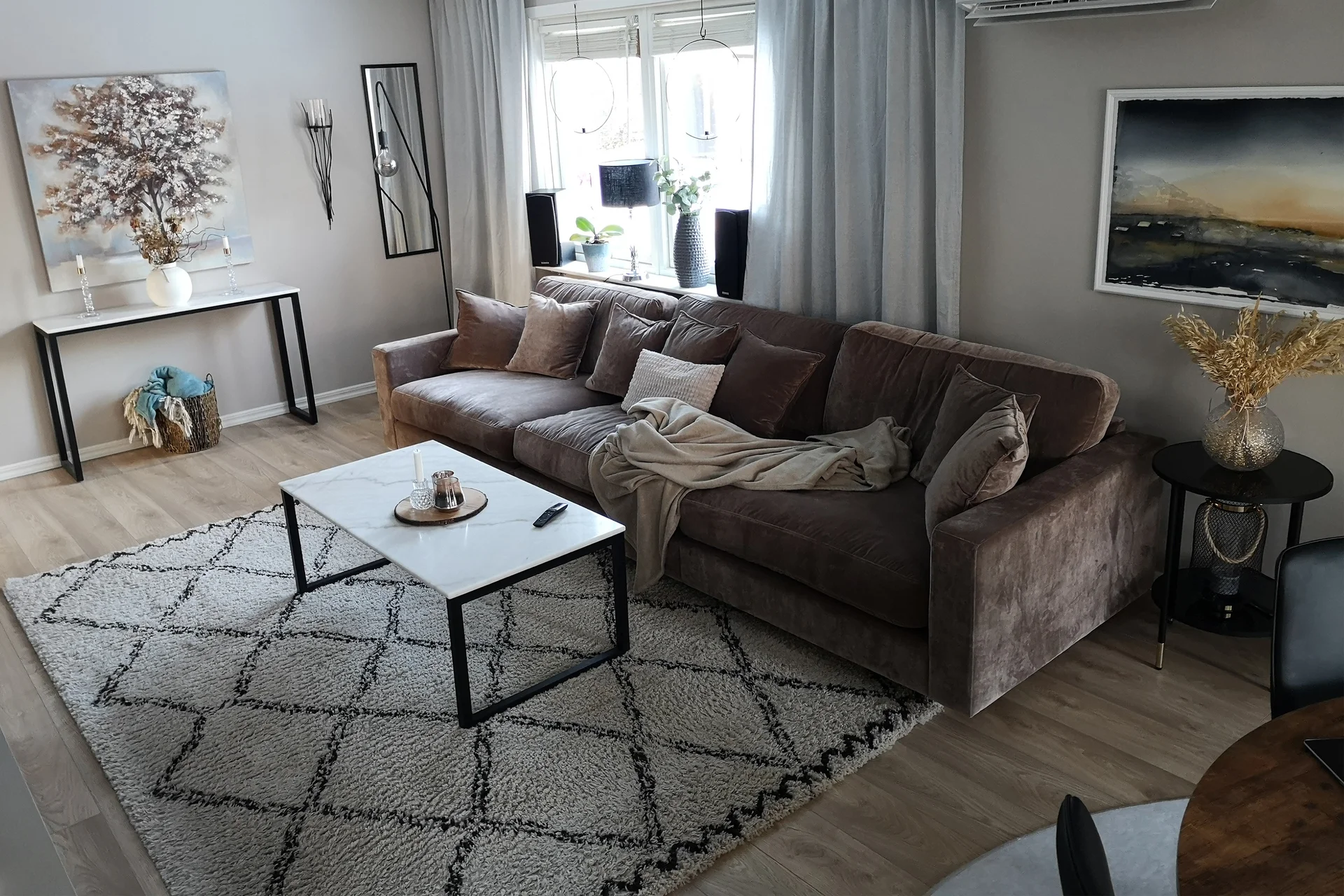Valen soffa. En stor soffa, 330cm, med djup sits i brun sammet.