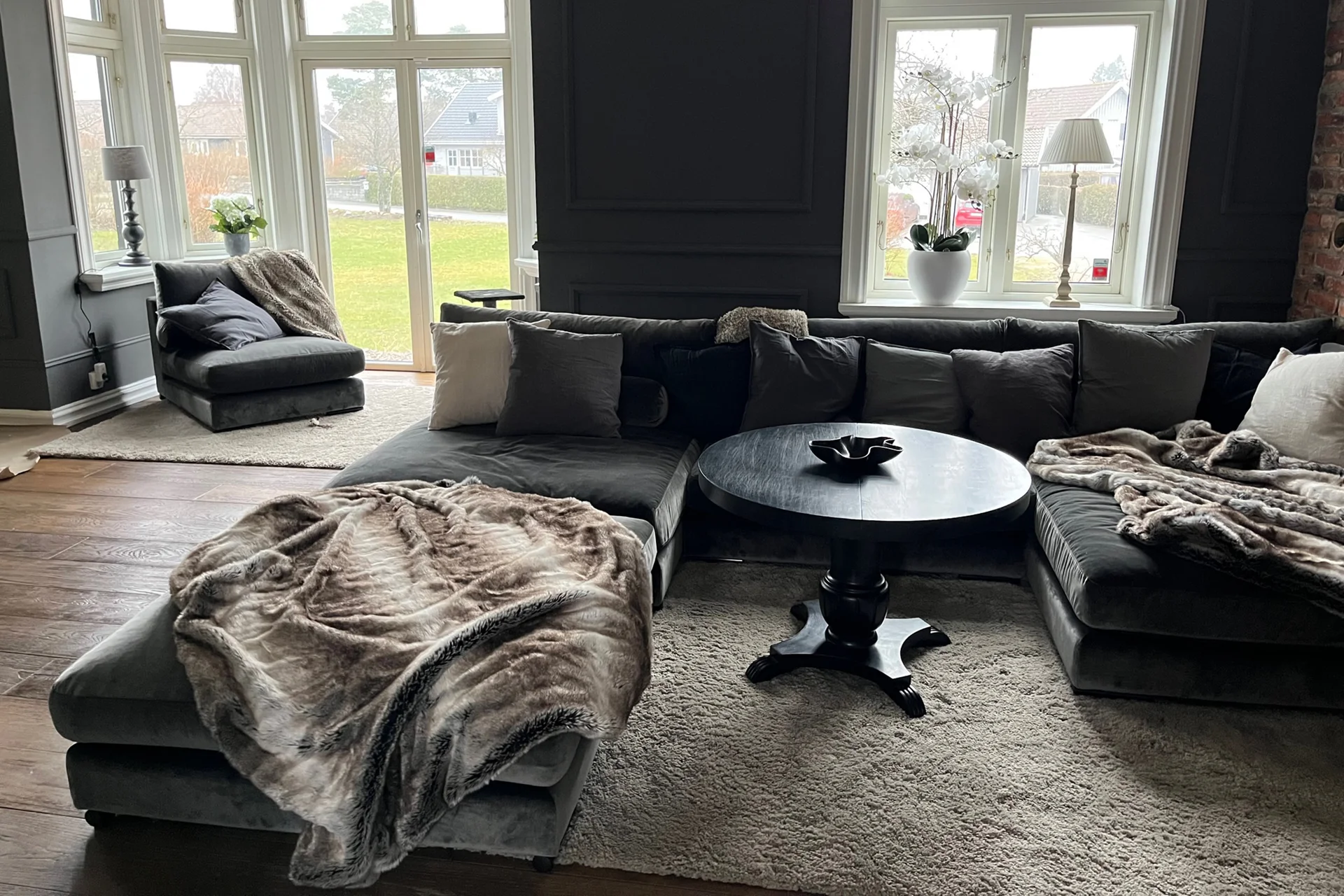 Mammuten modulsoffa. Stor, grå sammetssoffa med divan och schäslong. Djup, mörk, loungesoffa.