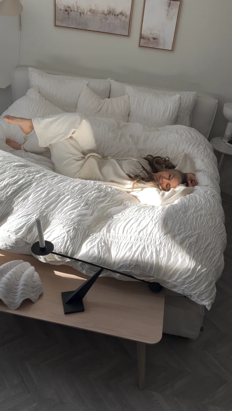 Stilren seng med Fluffputer hos @susantornqvist.
