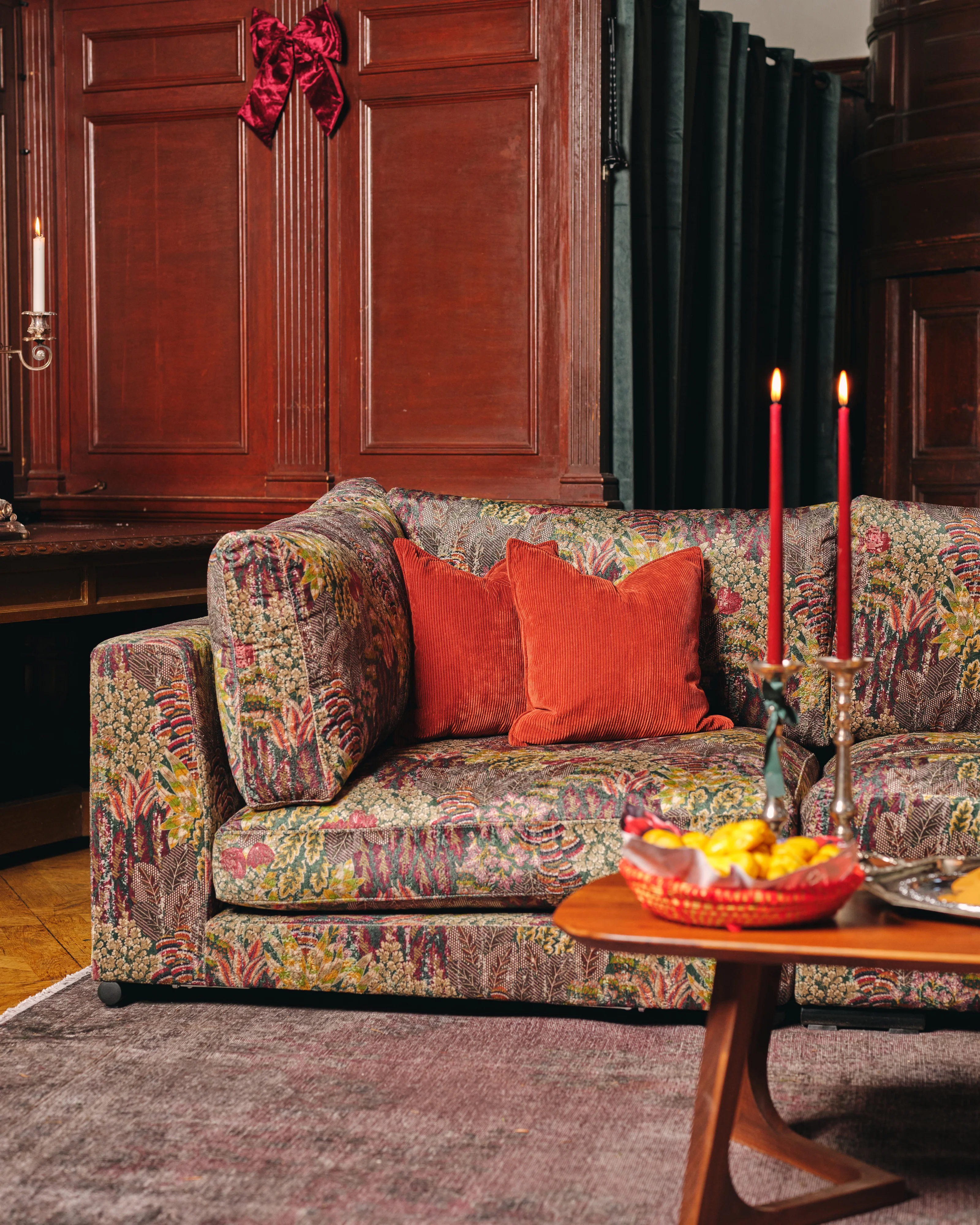 Nahaufnahme des Mammuten Eckmoduls aus geblümtem Samt.