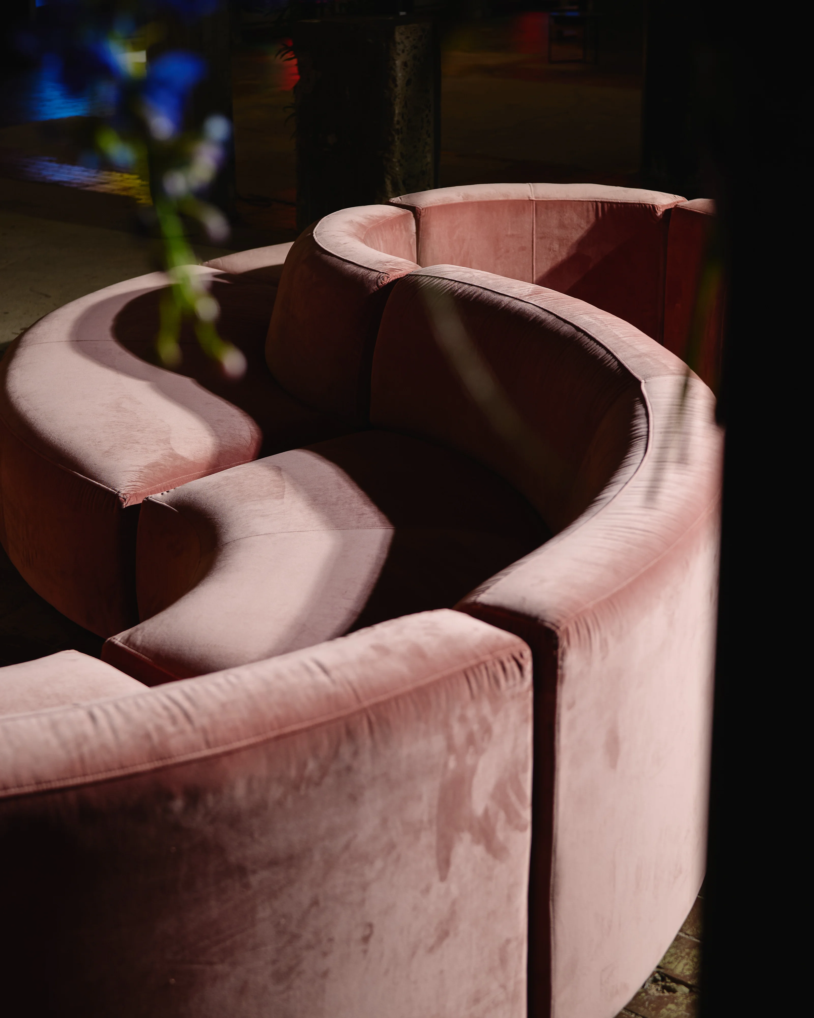 Rosa, geschwungenes Sofa mit abwechselnd konkaven und konvexen Modulen von Hajen.