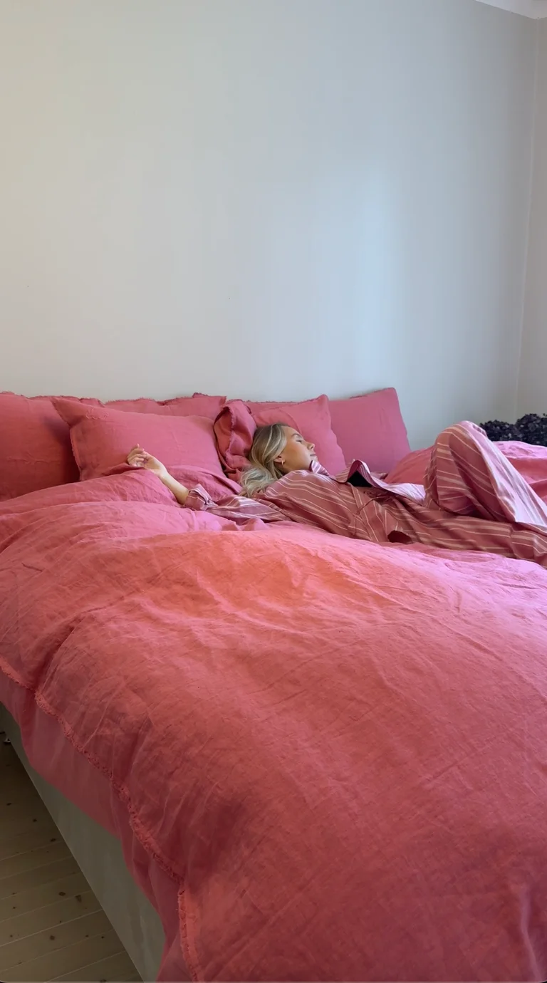 Rosa sängkläder för en mjukare dröm.