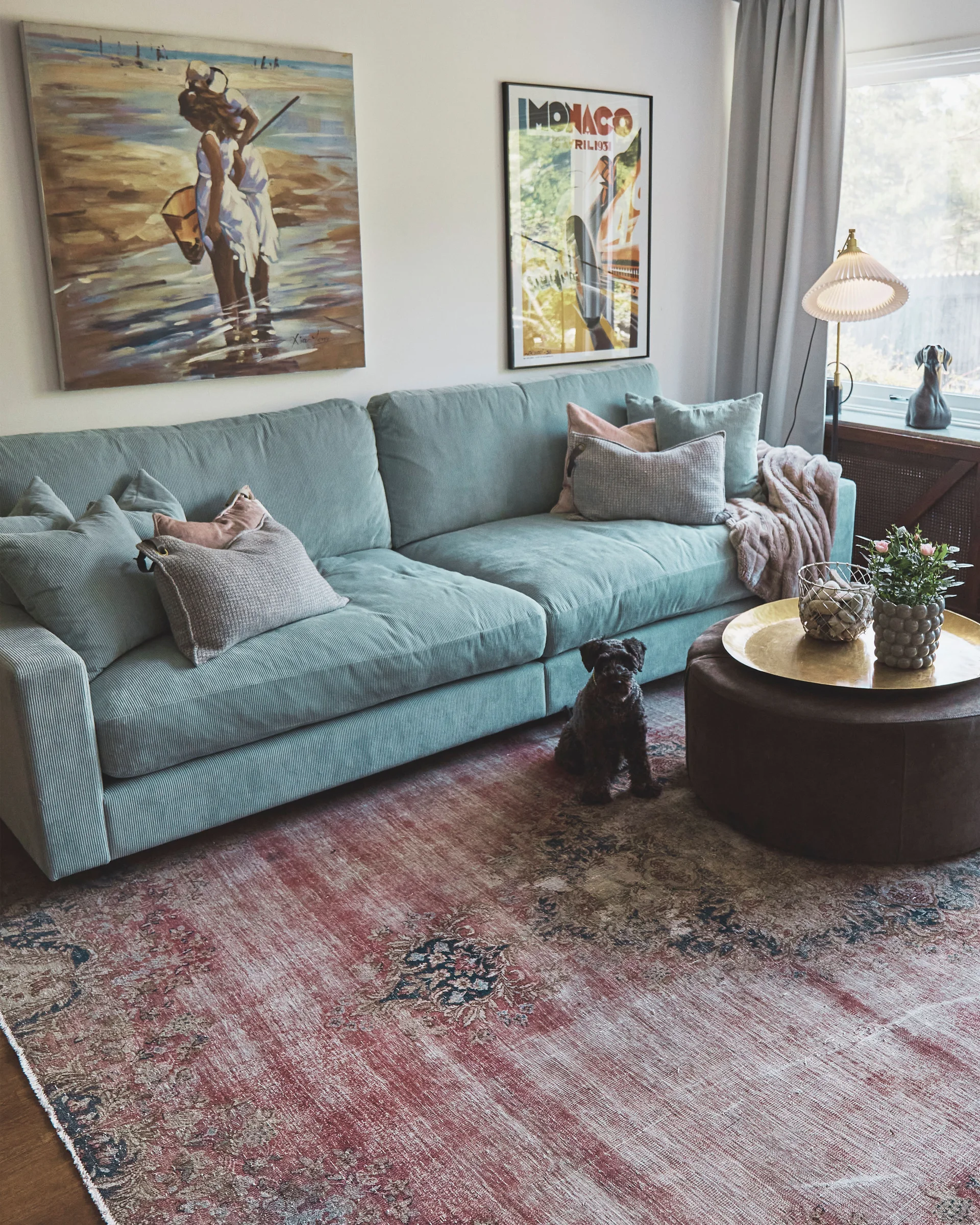 Blå soffa manchester 285cm bredd med fast klädsel runt stommen. Skön soffa med 110cm djupa sittkuddar klädd i polyestersammet.