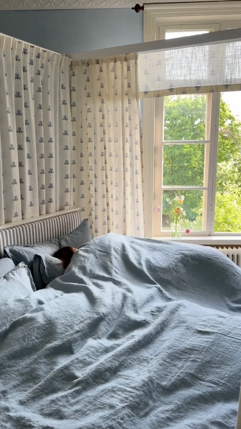 Ett stort Midifluff-täcke i blå kostym.