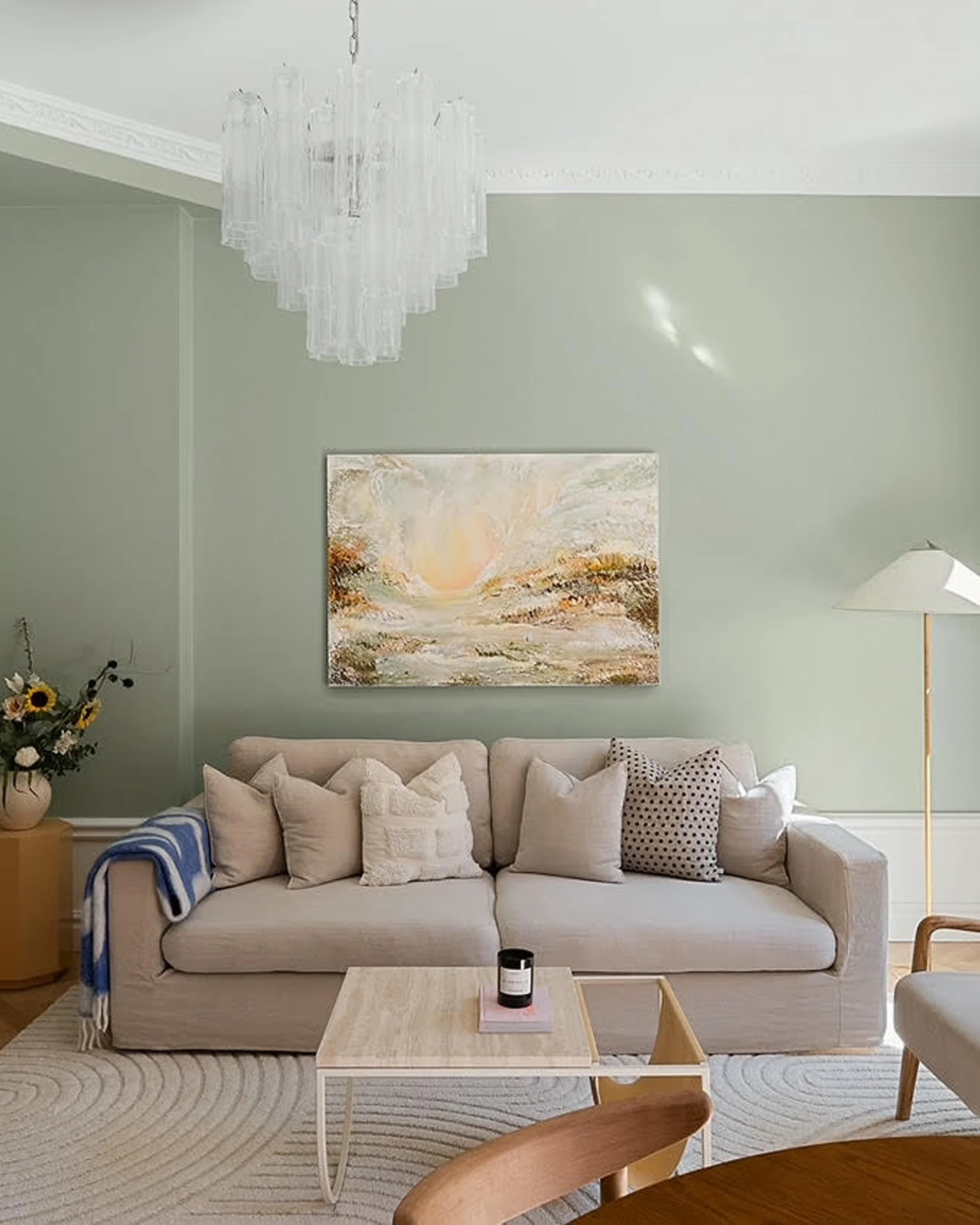 Valen 224 soffa. En liten, beige linnesoffa med djup, skön sits.