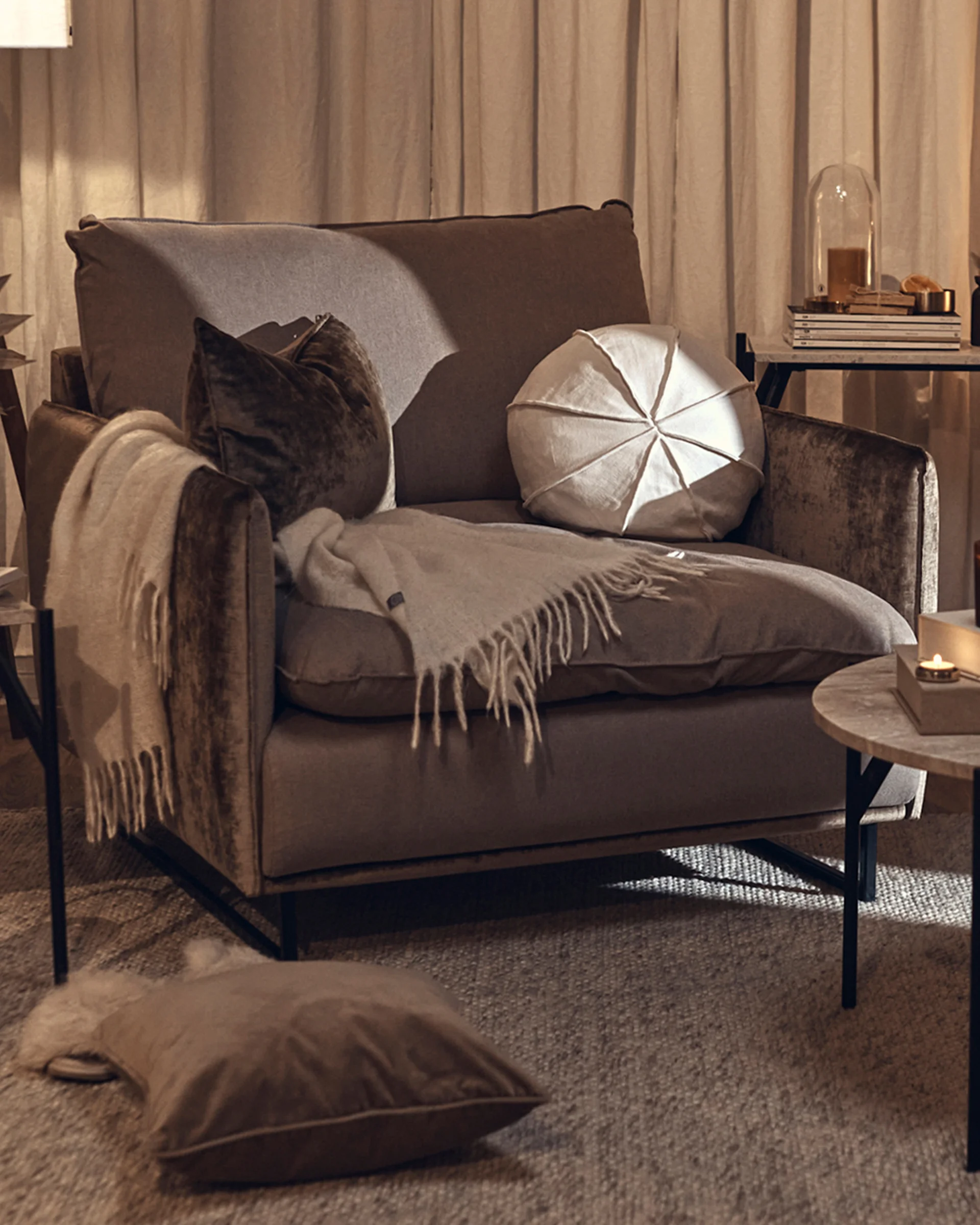 112cm bred fåtölj i 100% linne, klädd i lyxig bomullssammet längs stomme och armstöd. Vit, linneklädd bollkudde i dun. 