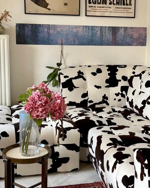 Nahaufnahme des Kamelen Modulsofa Eckmoduls aus Kuhmuster-Samt.