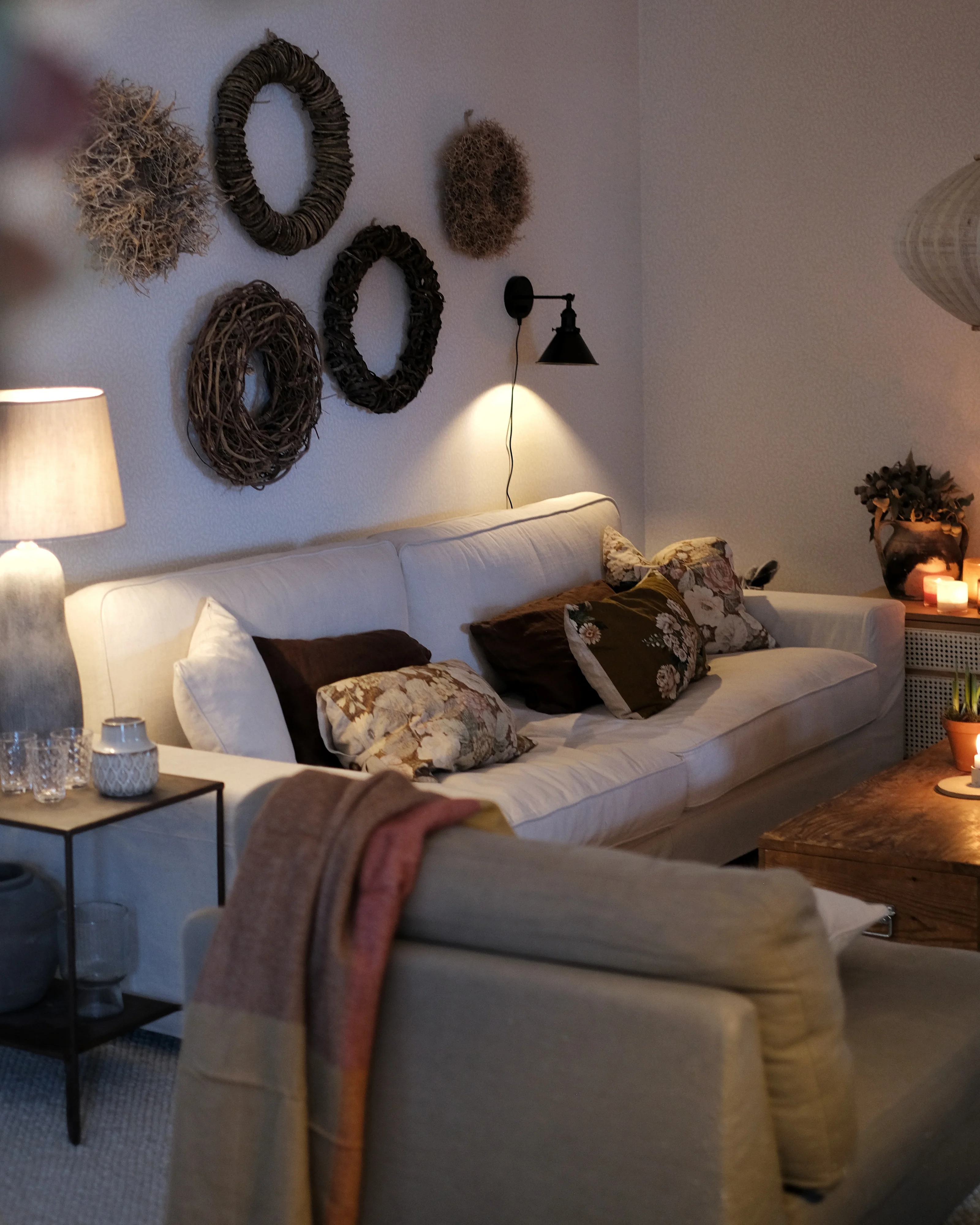 Elefanten rak soffa i ljust linne intill fåtölj.