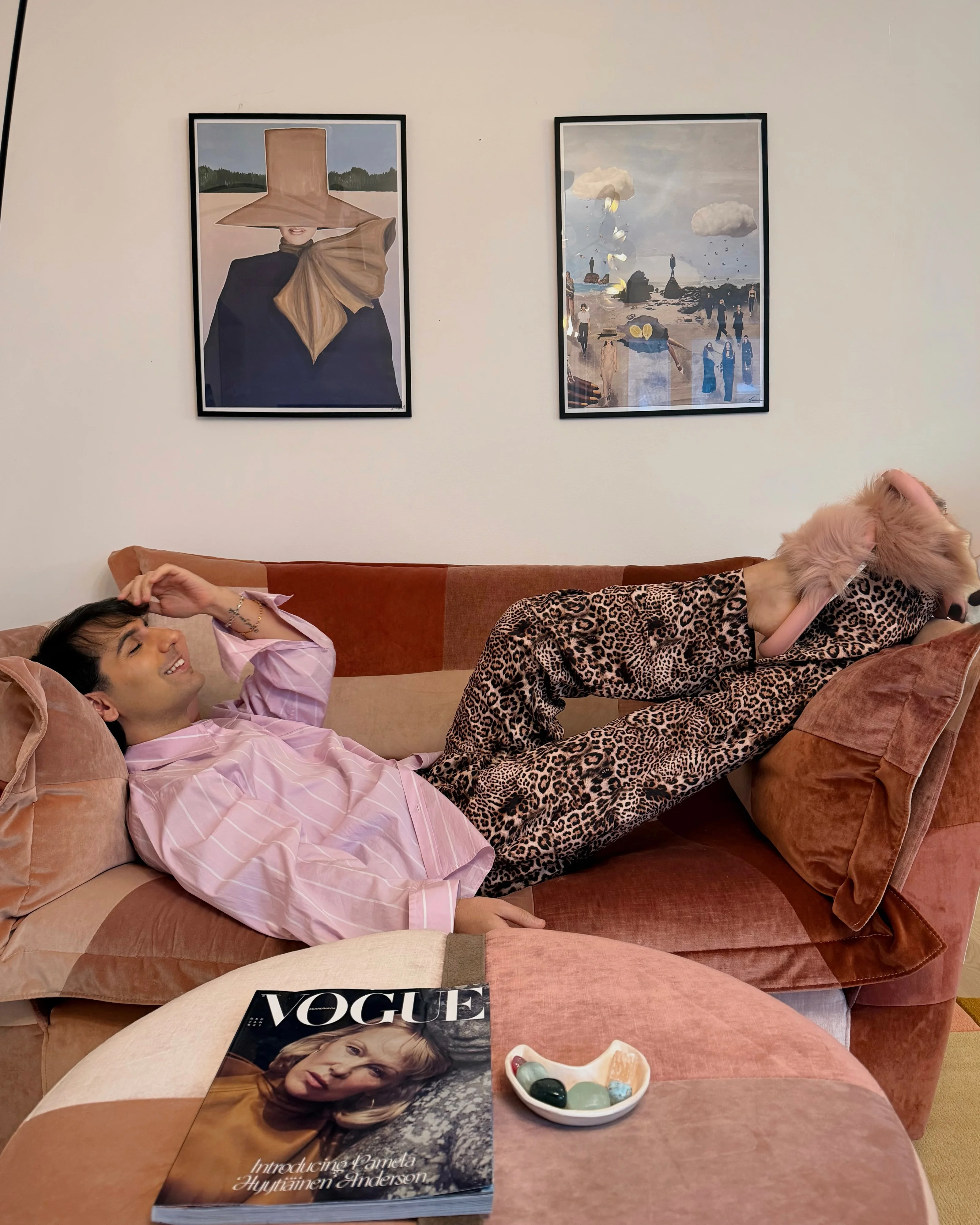 Svanen loveseat i rosa sammet, i vardagsrum.