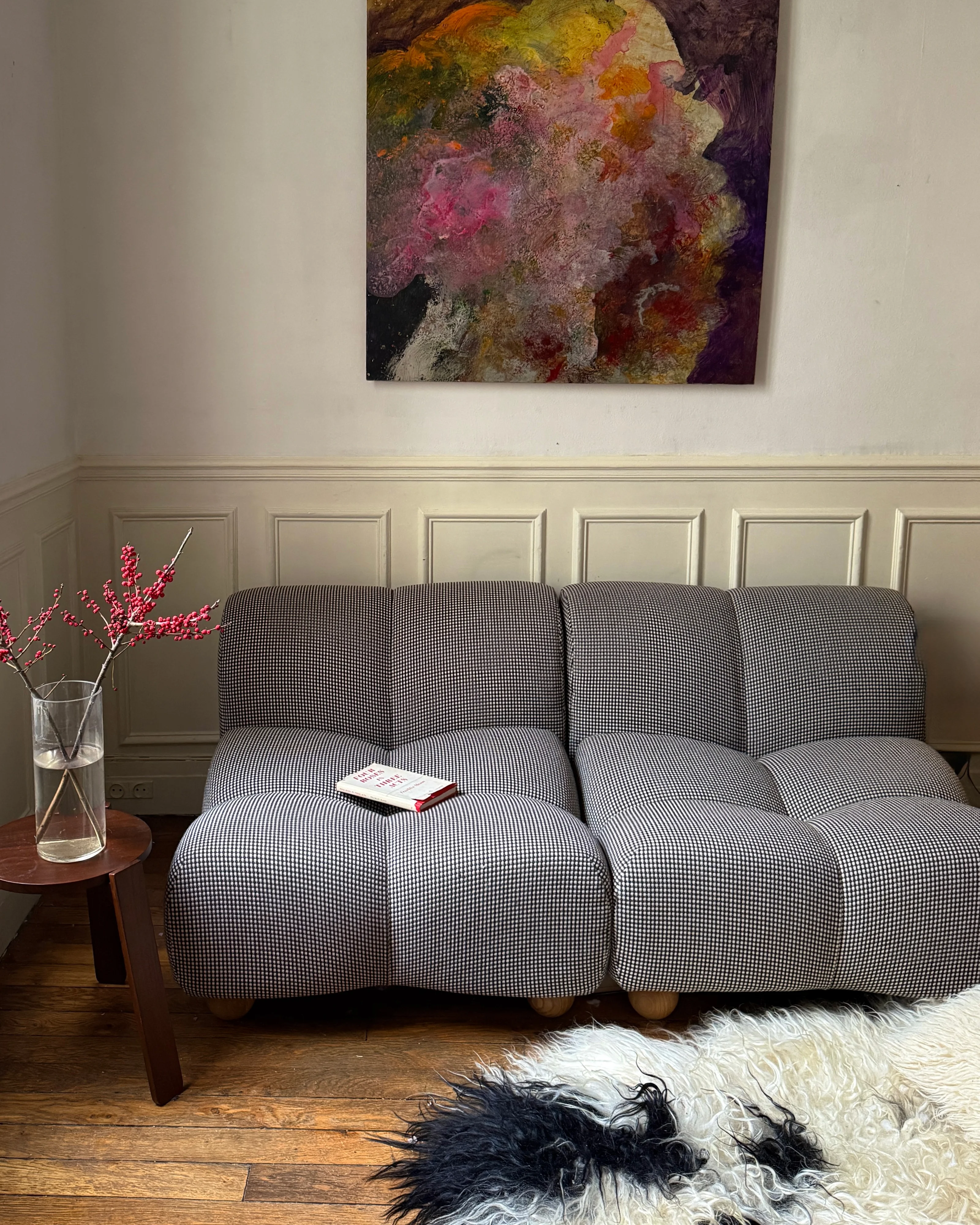 Zwei Puckel-2x2-Module in brauner und weißer Wollmischung, die ein kleines Sofa bilden.