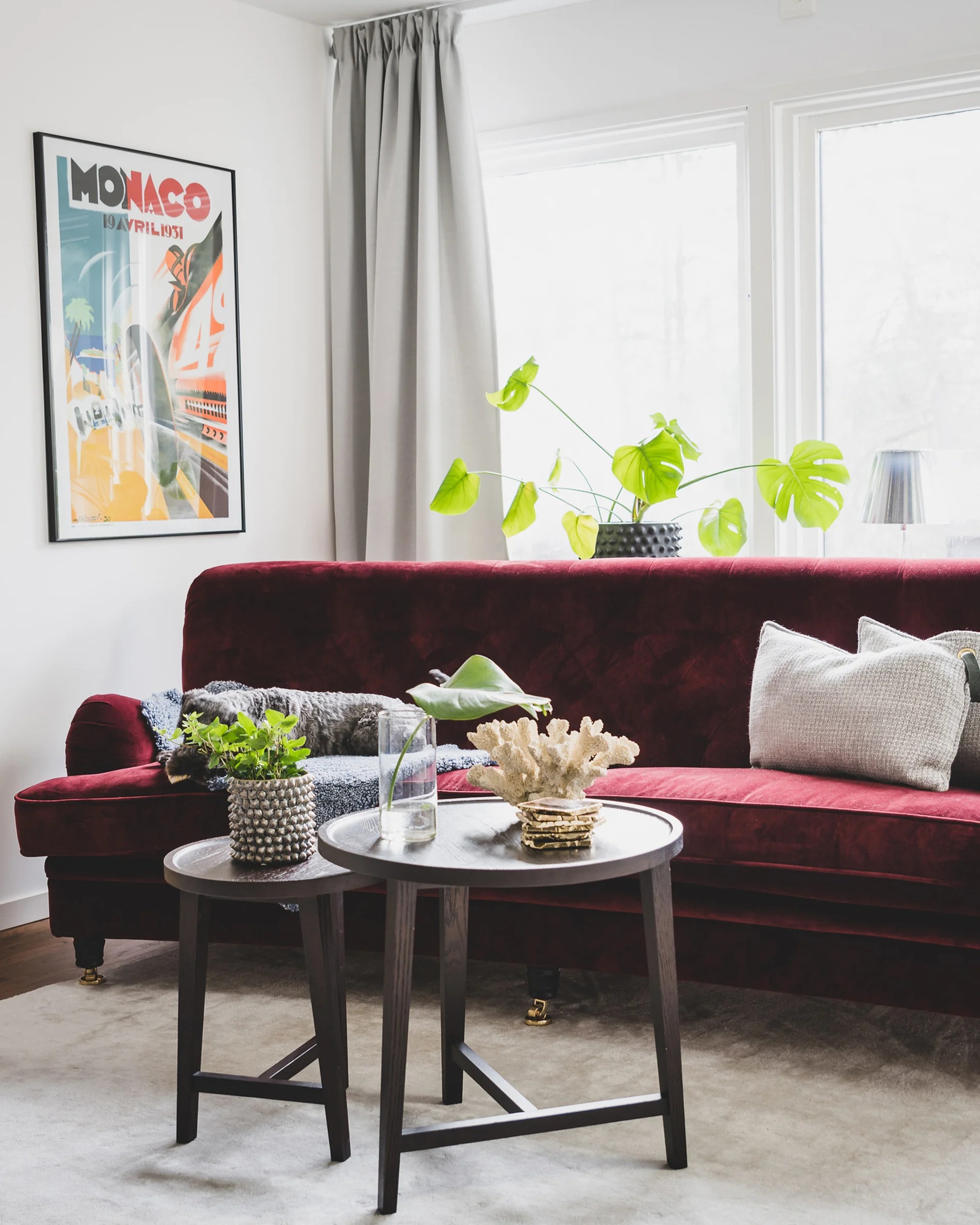 Svängd howardsoffa, 247cm bred, i röd polyestersammet med mjuka sittkuddar och djuphäftad rygg. 