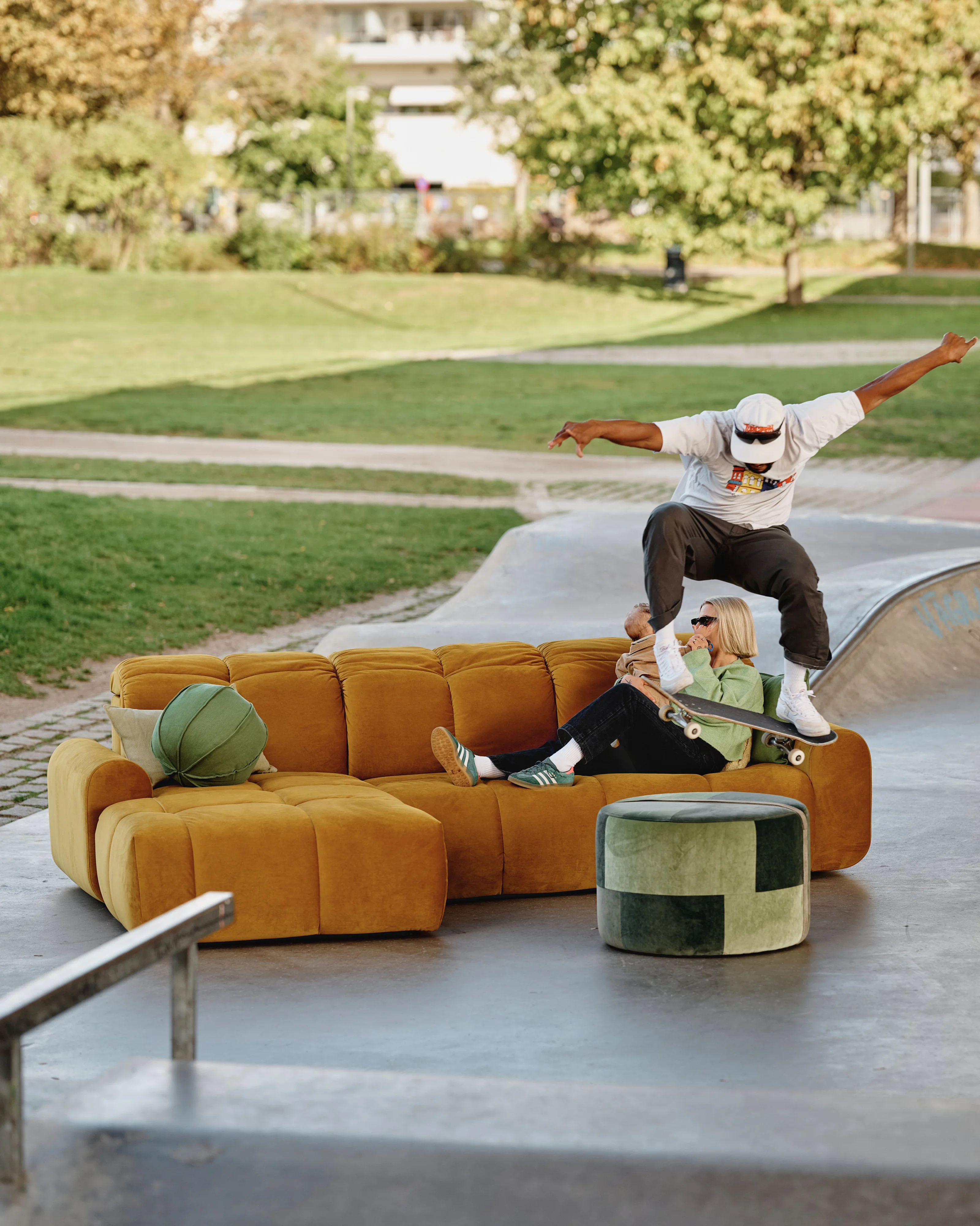 Das Schlafsofa Valrossen mit Chaiselongue aus weichem gelbem Samtstoff.