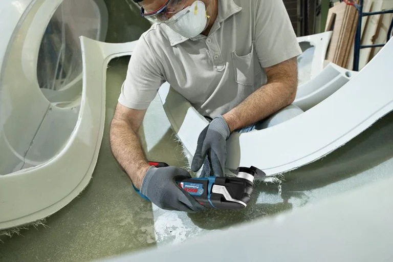 Bosch GOP 18V-28 in use