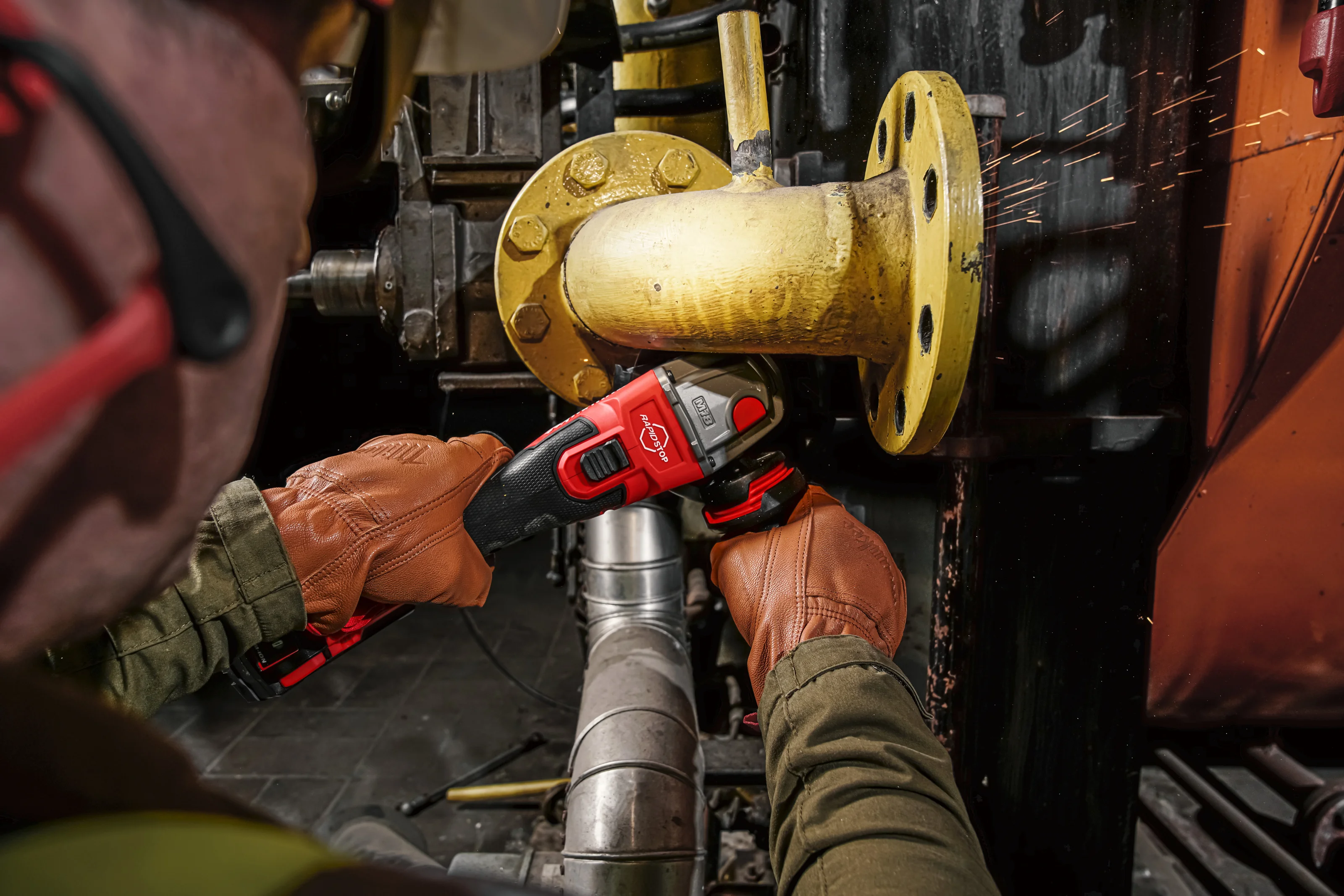 M18 FSAG125XB FUEL 125 mm haakse slijper in gebruik op de werkplek