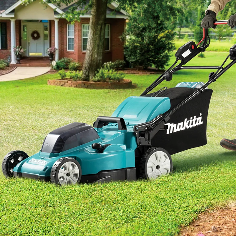 Makita DLM481 lawn mower, delivery contents laid out