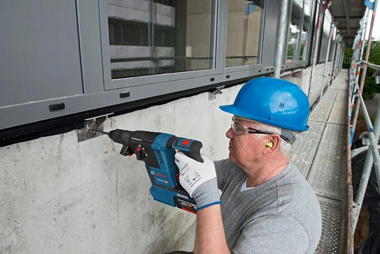 Bosch GBH 18V-26 in use, view 2