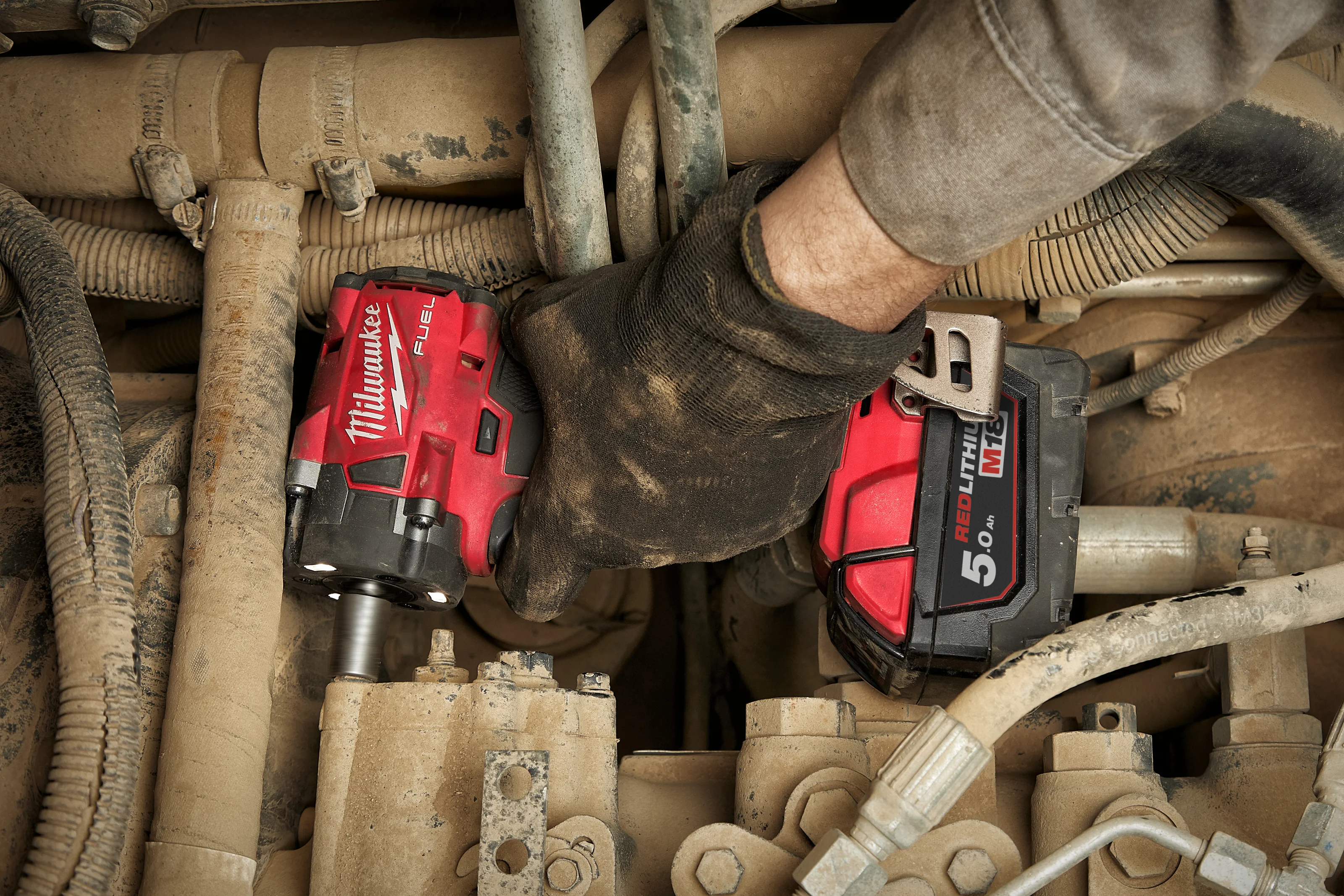 M18 FIW2F12 FUEL Compact Impact Wrench in use on the job