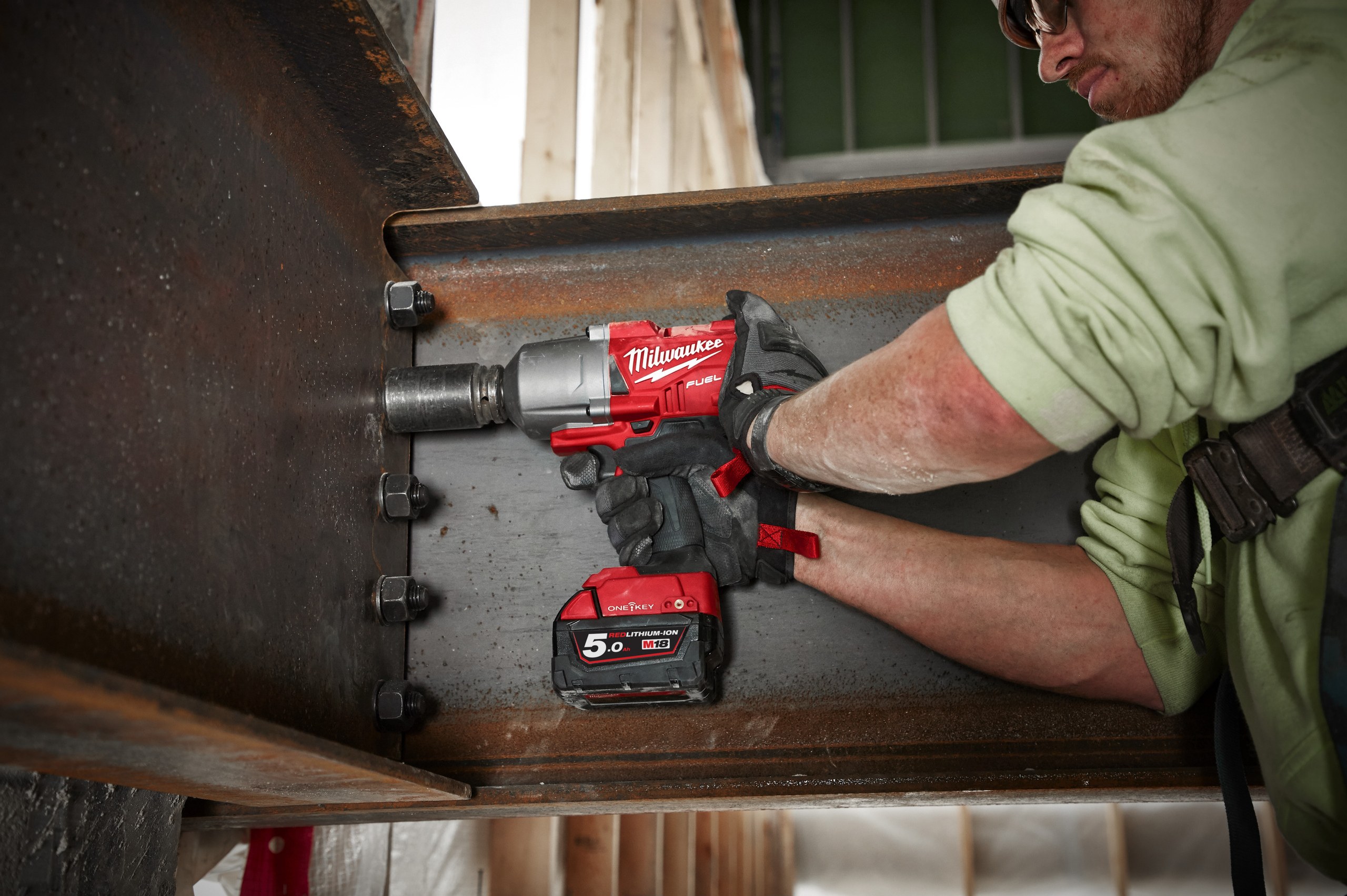 M18 ONEFHIWF12 FUEL ONE-KEY 1/2″ slagmoersleutel met hoog koppel in gebruik op de werkplek