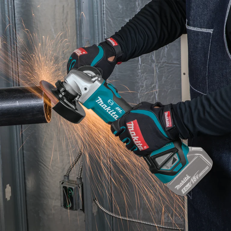 Makita DGA513 angle grinder, delivery contents laid out