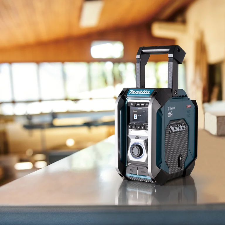 Makita MR007G jobsite radio, delivery contents laid out