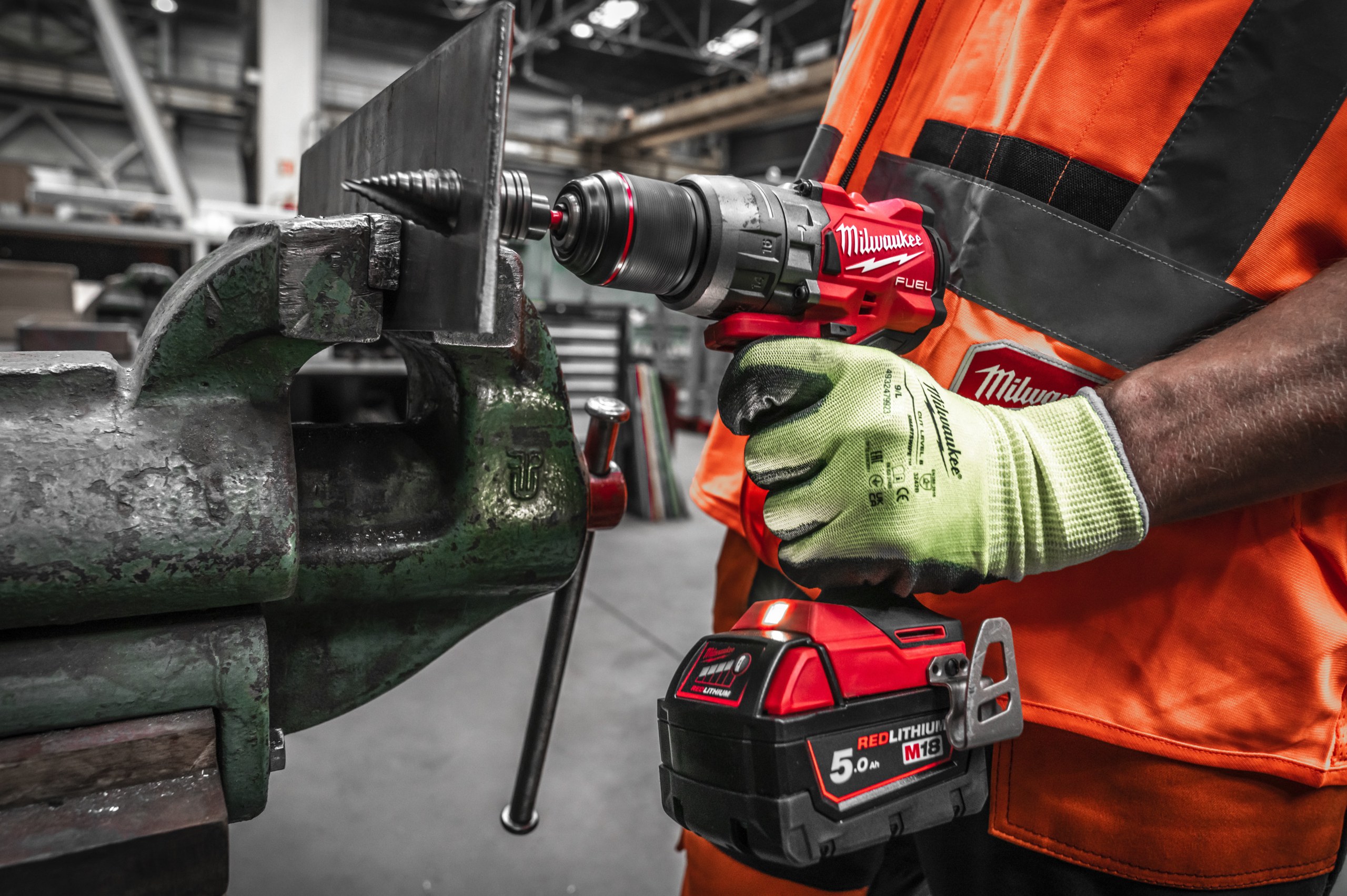 M18 FPD3 FUEL klopboorschroefmachine in gebruik op de werkplek