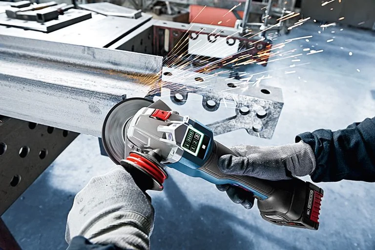 Bosch ProCORE18V 8.0Ah in use, view 3
