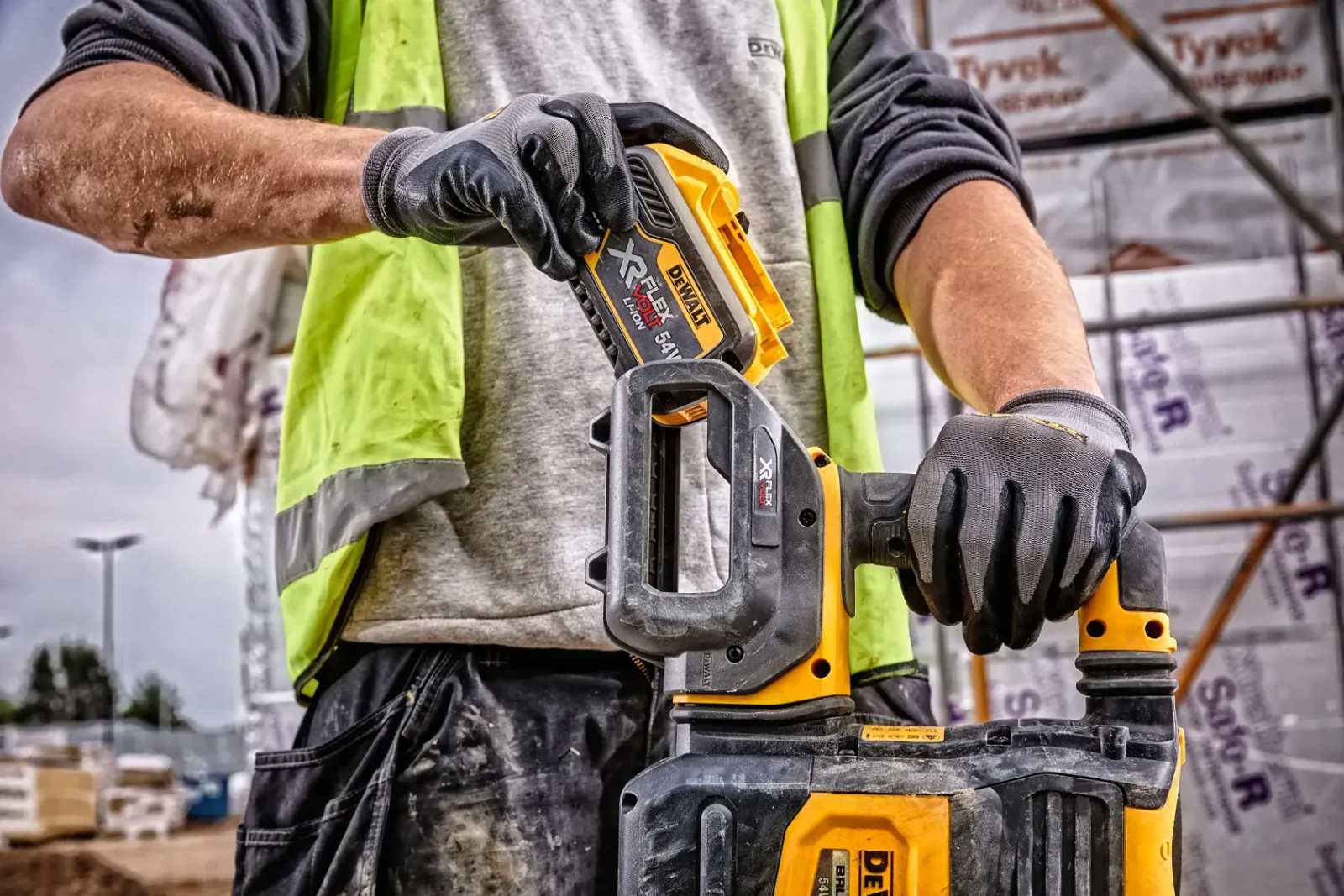 DeWalt DCB548 FLEXVOLT-accu in gebruik op de bouwplaats