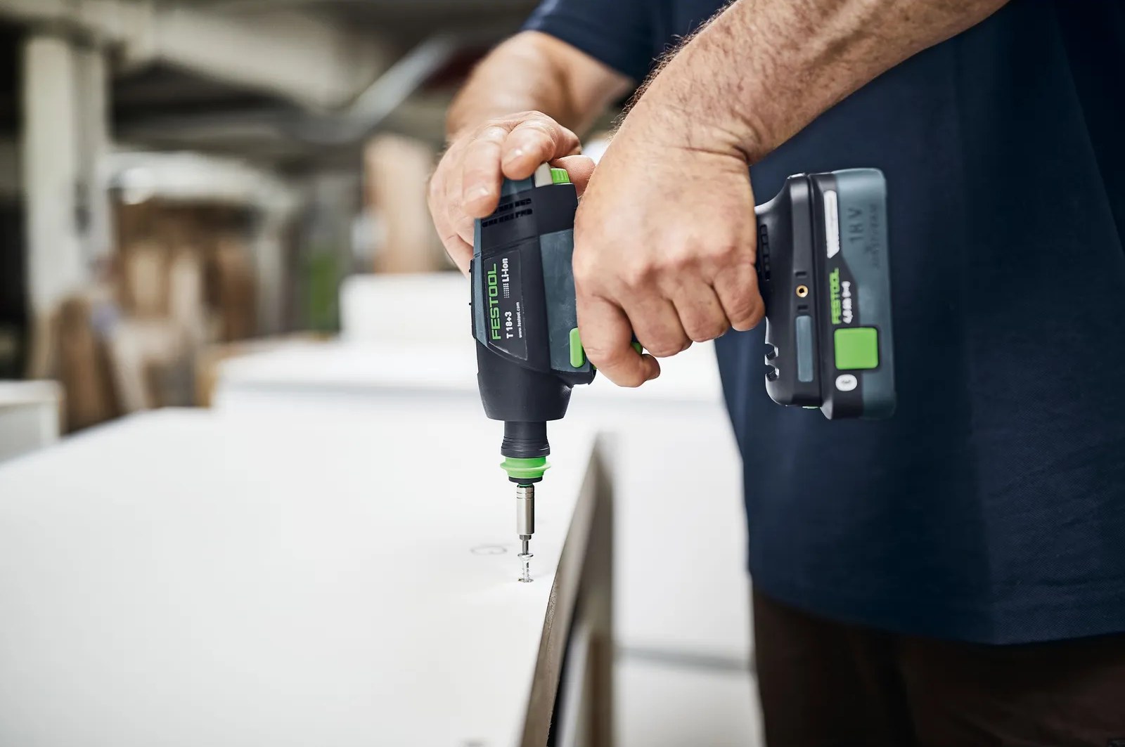 T 18+3 driving a screw into a worktop edge