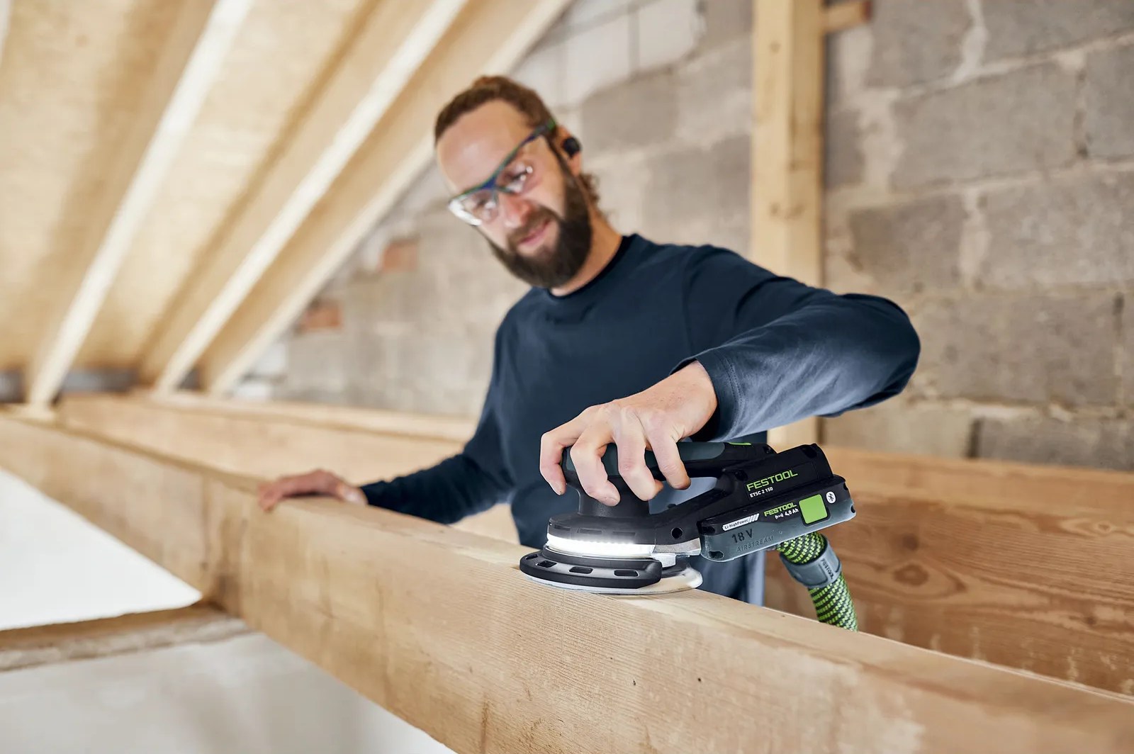 Een houten balk schuren met de ETSC 2 150 en zijn lichtring