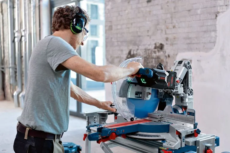 Bosch GCM 18V-305 GDC in use, view 2