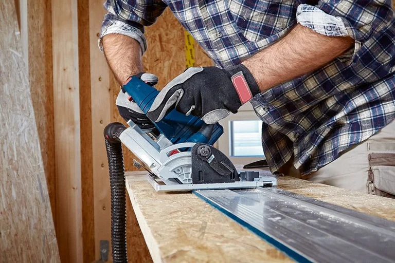 Bosch GKS 18V-68 GC i användning