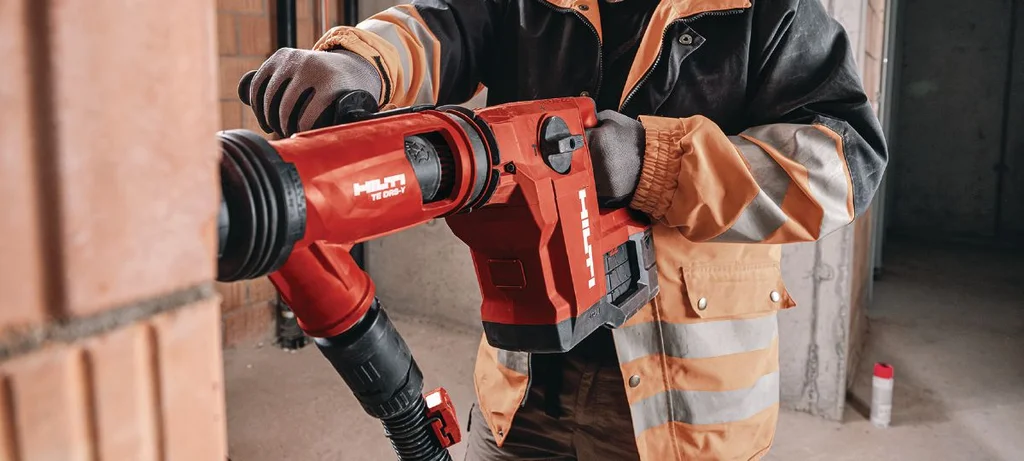 Arbetare som borrar ett stort hål i betong med Hilti TE 60-22