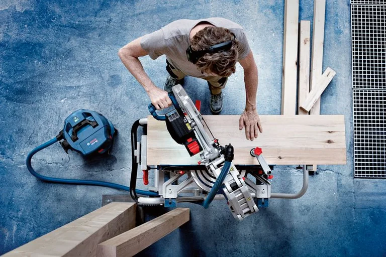 Bosch GCM 18V-305 GDC in use