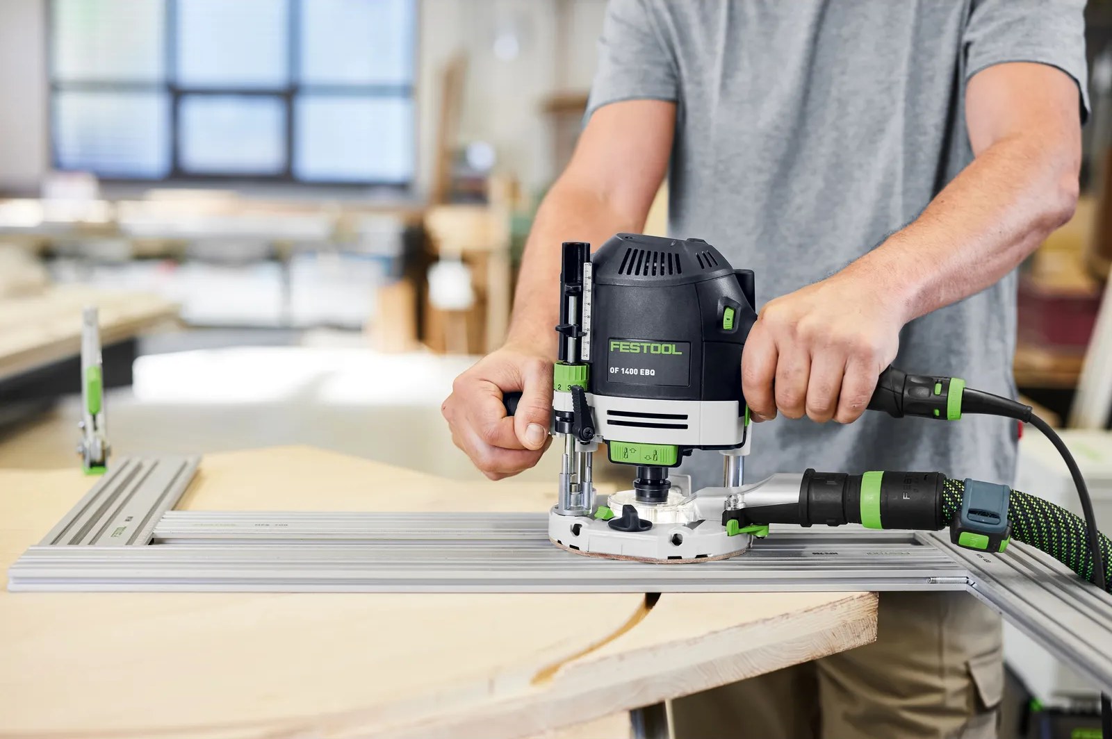 Routing a groove with the OF 1400 on a guide rail