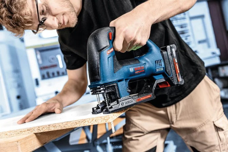 Bosch EXST18V-155B in use, view 2