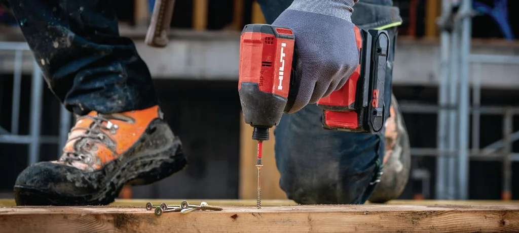 Timmerman schroeft met de Hilti SID 4-22