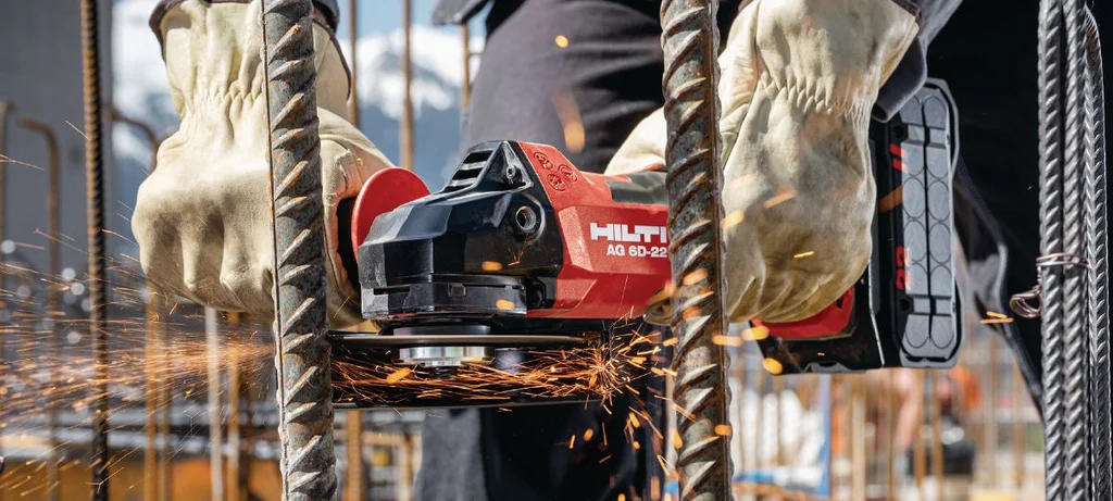 Metaalbewerker slijpt door met de Hilti AG 6D-22-125