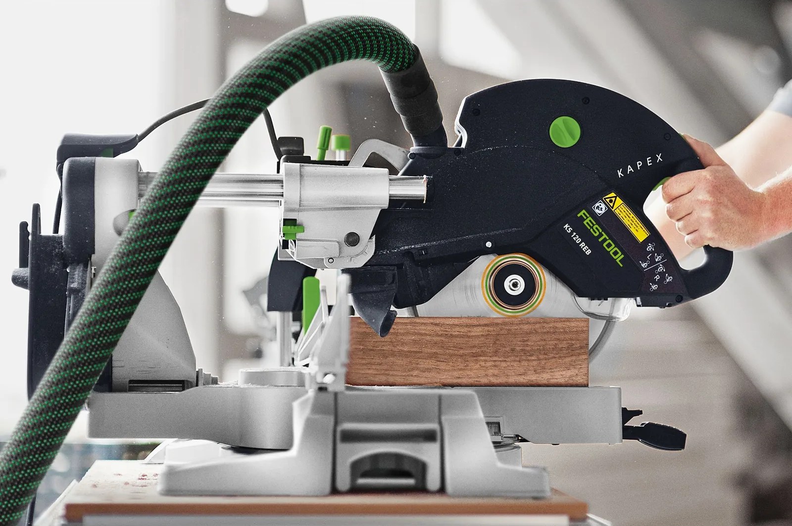Cutting a timber section on the KAPEX KS 120 with extraction