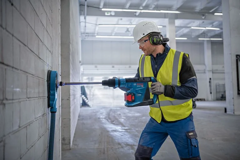 Bosch GBH 18V-40 C in use