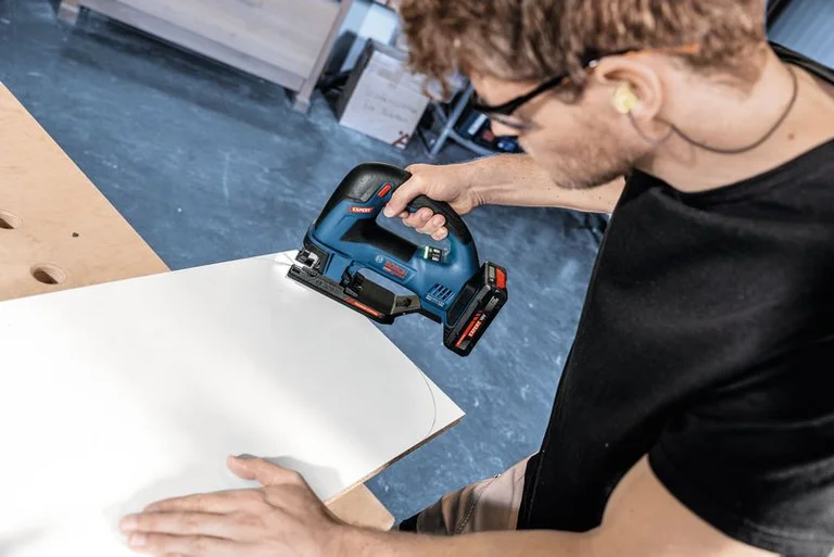 Bosch EXST18V-155B in use