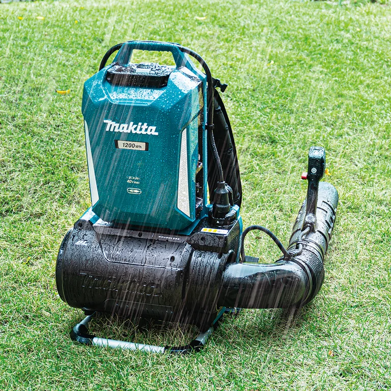 Makita UB002C backpack blower, delivery contents laid out
