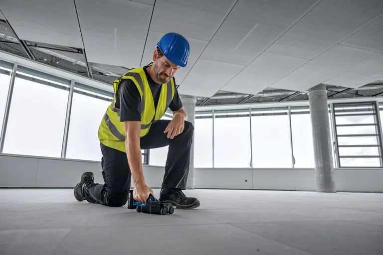 Bosch D-tect18V-200-17C in use, view 2