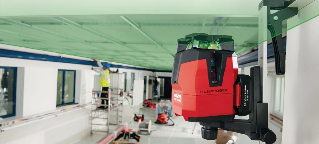 Drywall installer using the Hilti PM 40-MG green lines