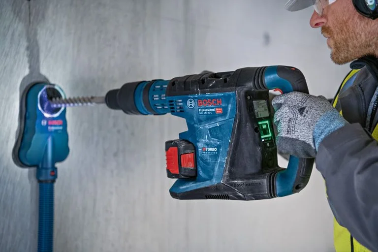 Bosch GBH 18V-40 C in use, view 2