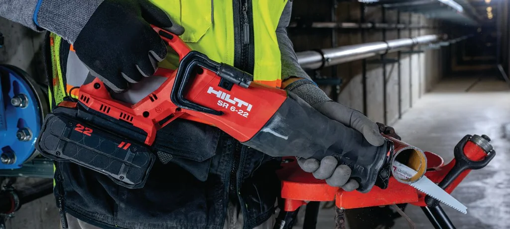 Worker cutting pipe with the Hilti SR 6-22