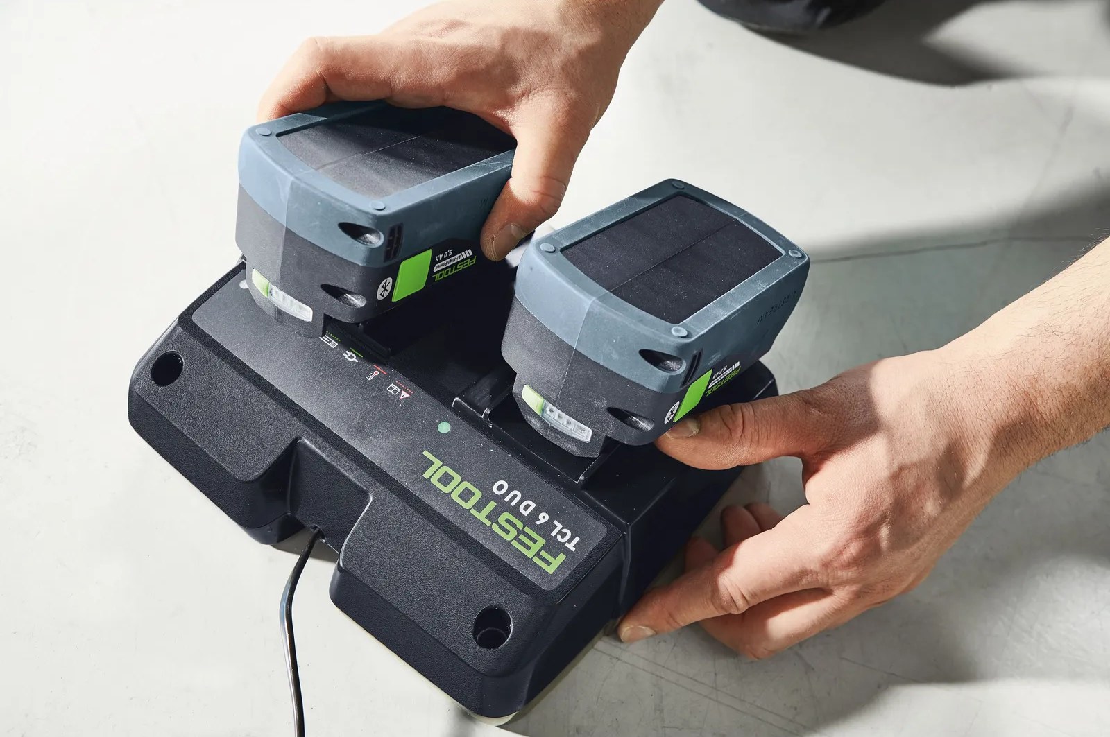 Placing two batteries on the TCL 6 DUO