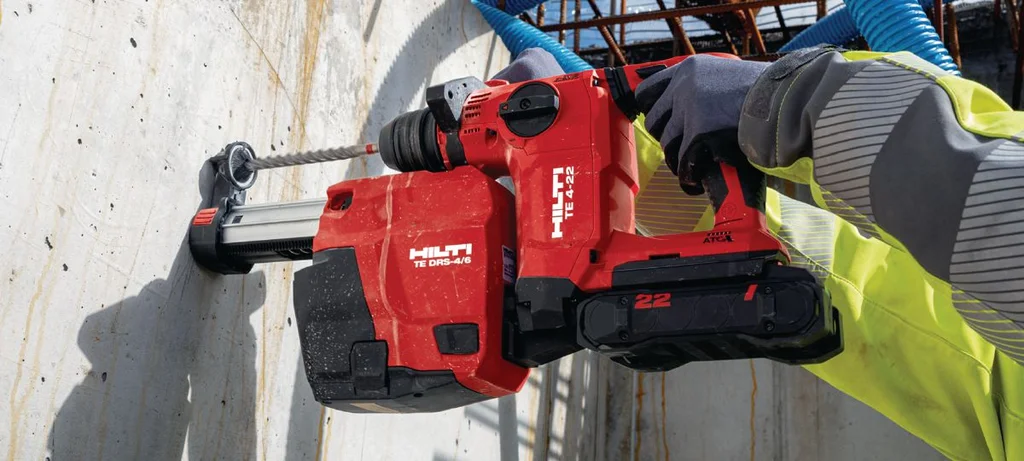 Installateur boort boven zijn hoofd in een betonplafond met de Hilti TE 4-22