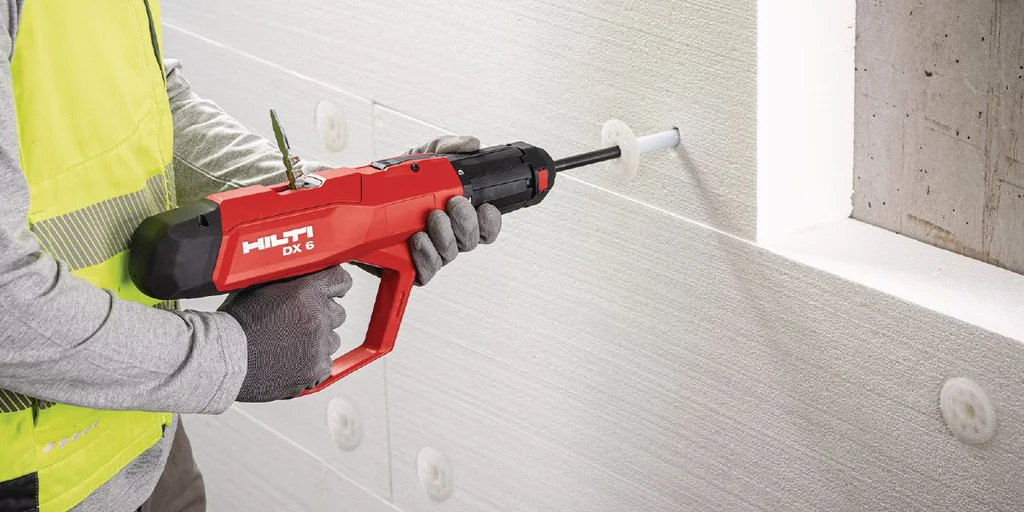 Worker fastening into concrete with the Hilti DX 6